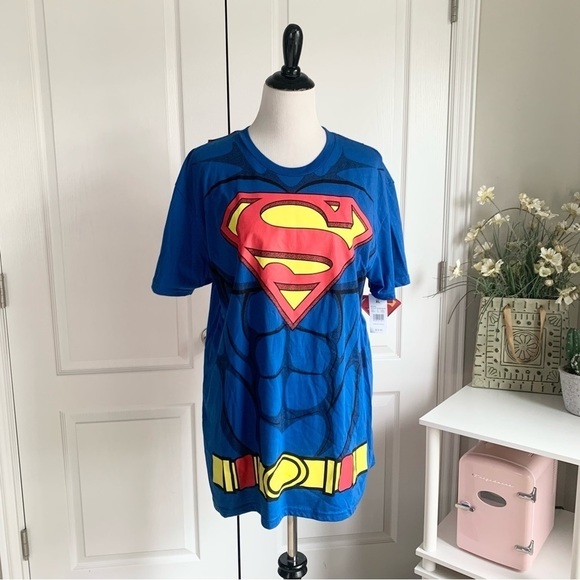 Superman Tee with Removable Cape - Picture 2 of 10